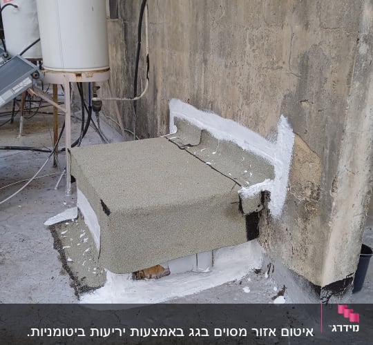 איטום קיר עם חומר לבן סביב צינור וחיבורים